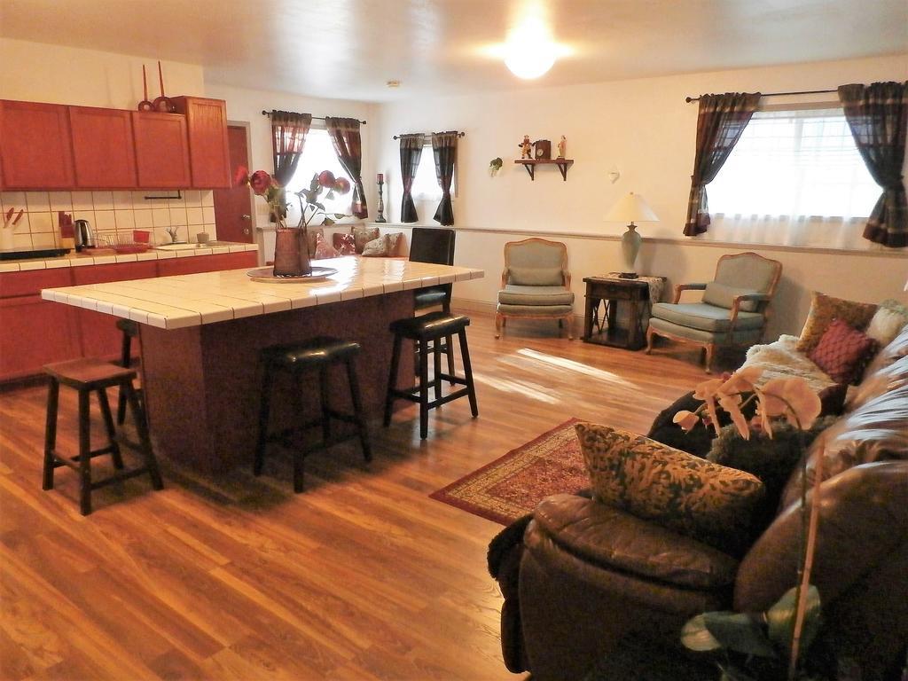 New Charming 2 Bedrooms Unit Close To Everything Окхерст Экстерьер фото